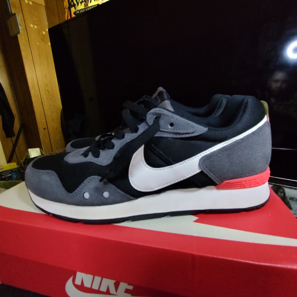 Nike Venture Men’s Black, Gray, White and Red Retro Running Sneakers